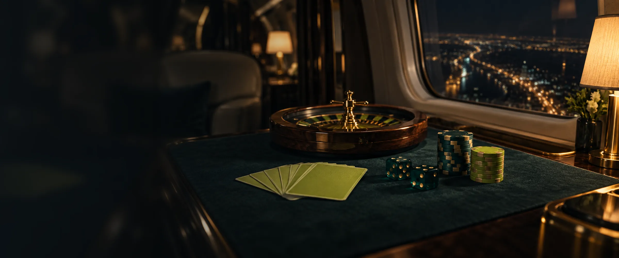 Roulette, cartes, dés et jetons sur une table de cabine de jet privé, de nuit